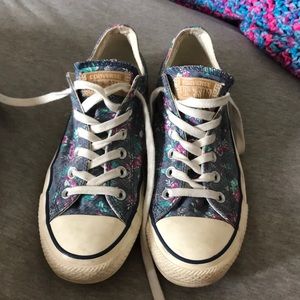 Floral converse size 8.5